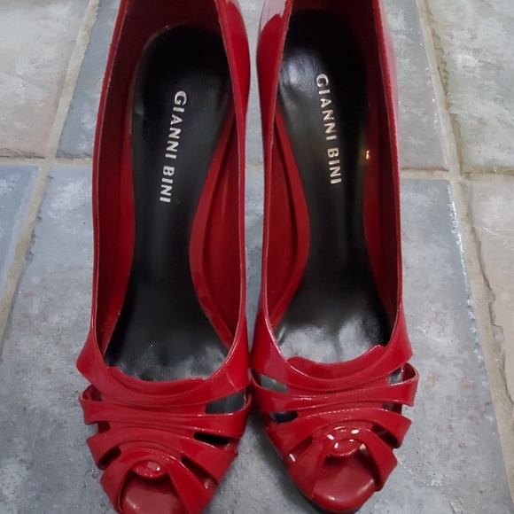 Red Gianni Bini heels - Picture 1 of 4